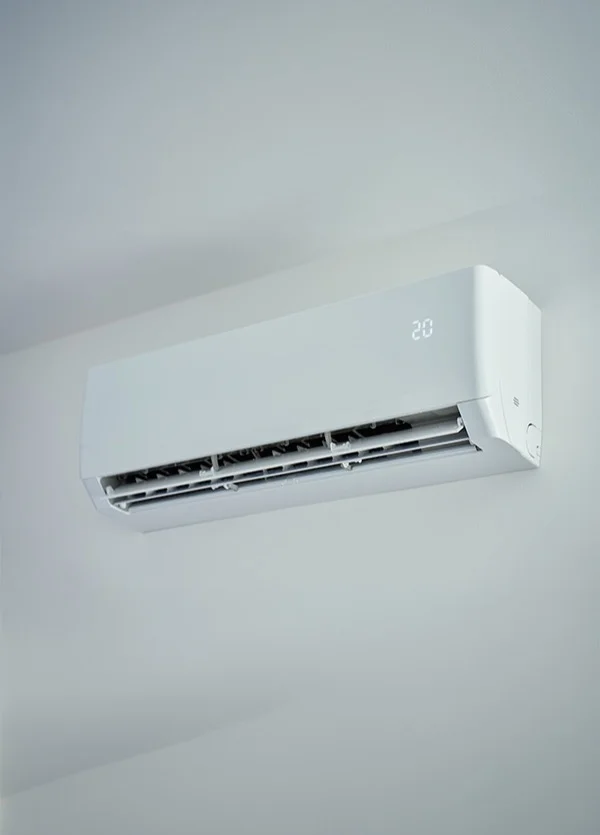 Klimatyzator ścienny typu split na jasnej ścianie